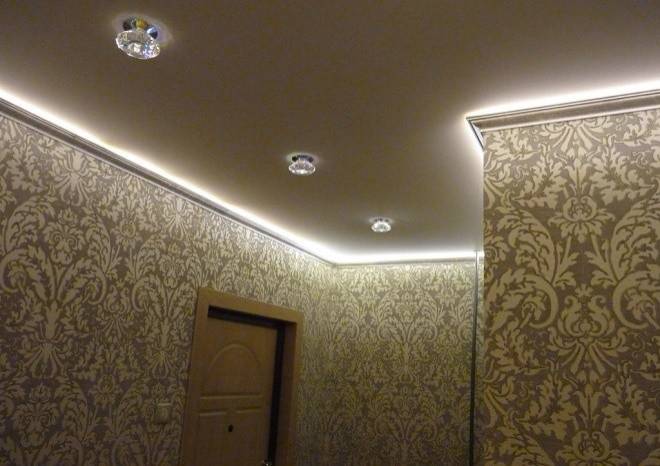 Матовый потолок с подсветкой в прихожую