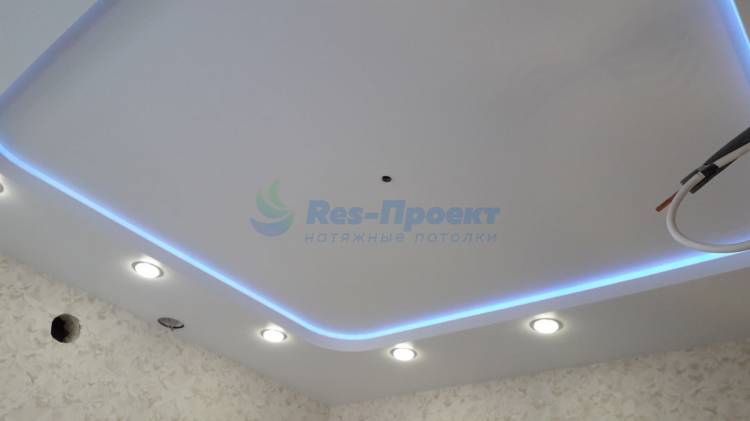 Белый сатиновый натяжной потолок с подсветкой на кухню