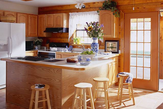 Интерьер кухни в деревянном дом