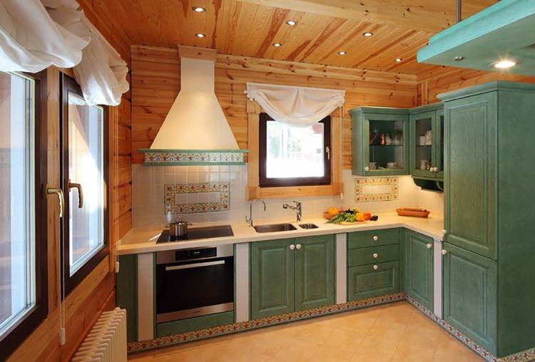 Дизайн кухни в деревянном доме внутри