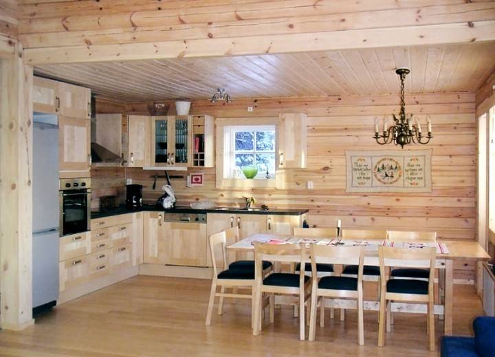 Интерьер кухни в деревянном дом