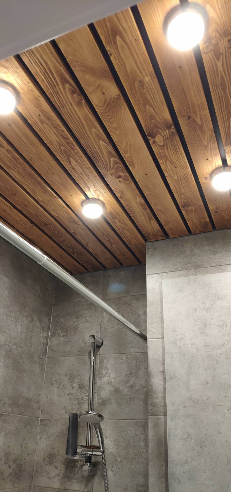 Реечный потолок из сосны в ванной