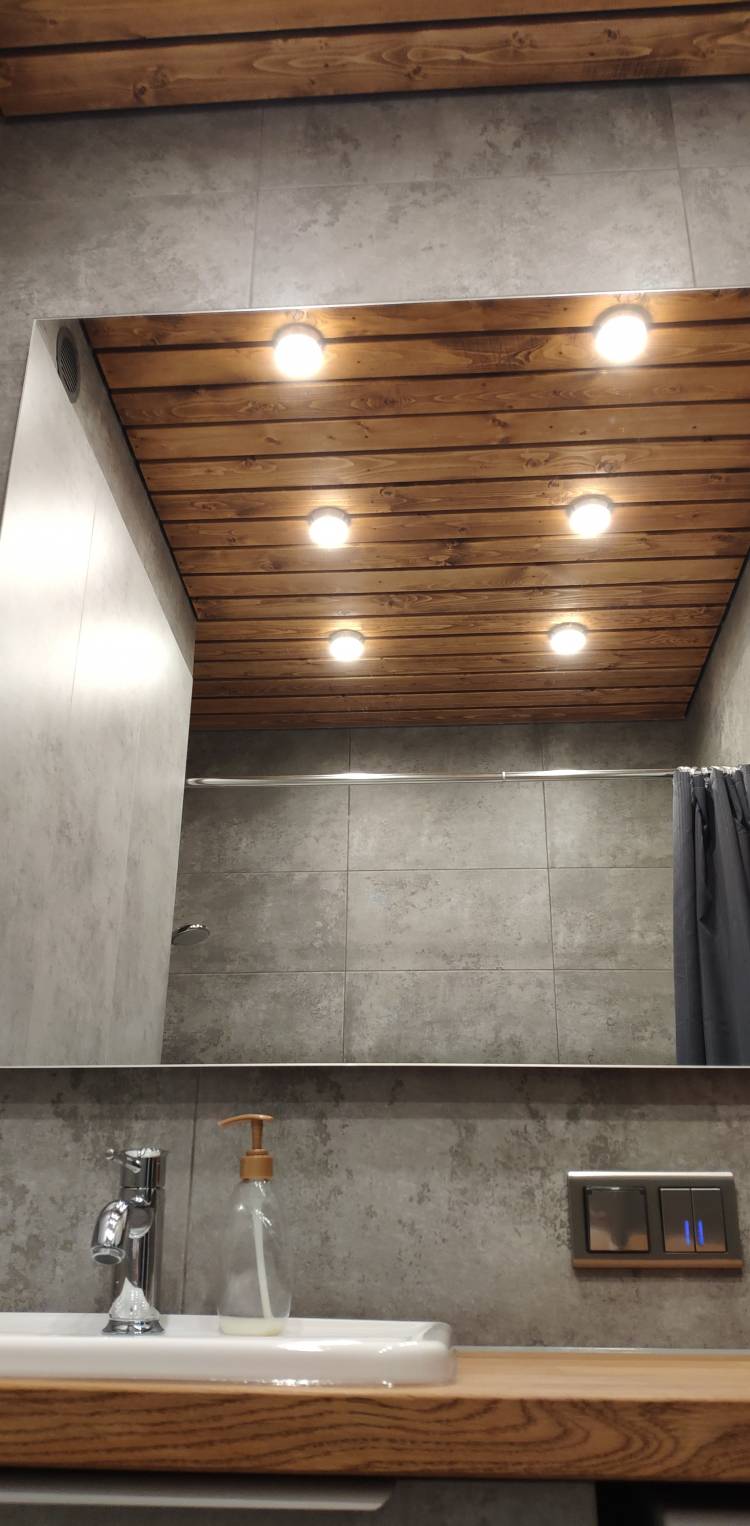 Реечный потолок из сосны в ванной