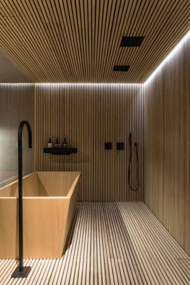 Деревянный реечный потолок в ванной комнат