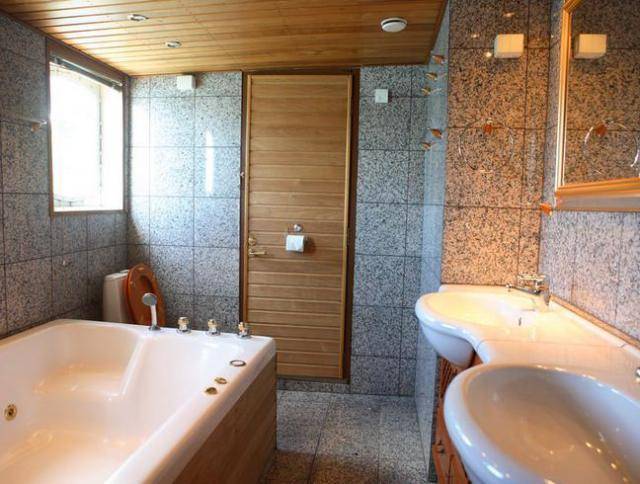 Деревянный потолок в ванной комнат