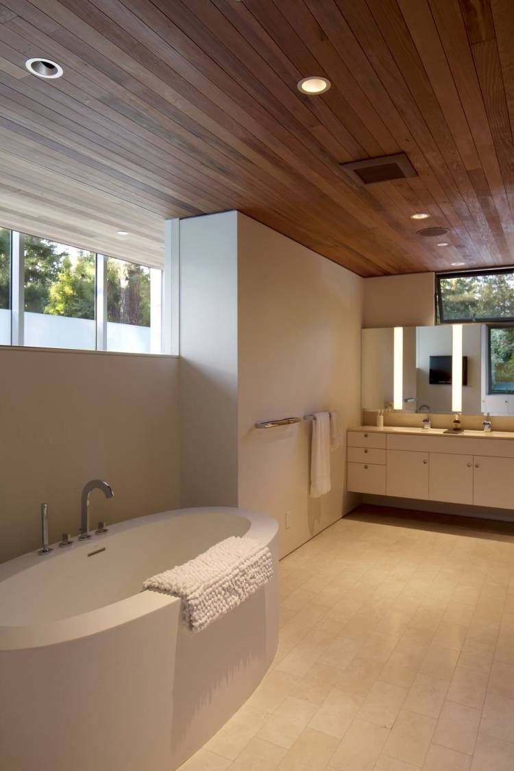 Деревянный реечный потолок в ванной