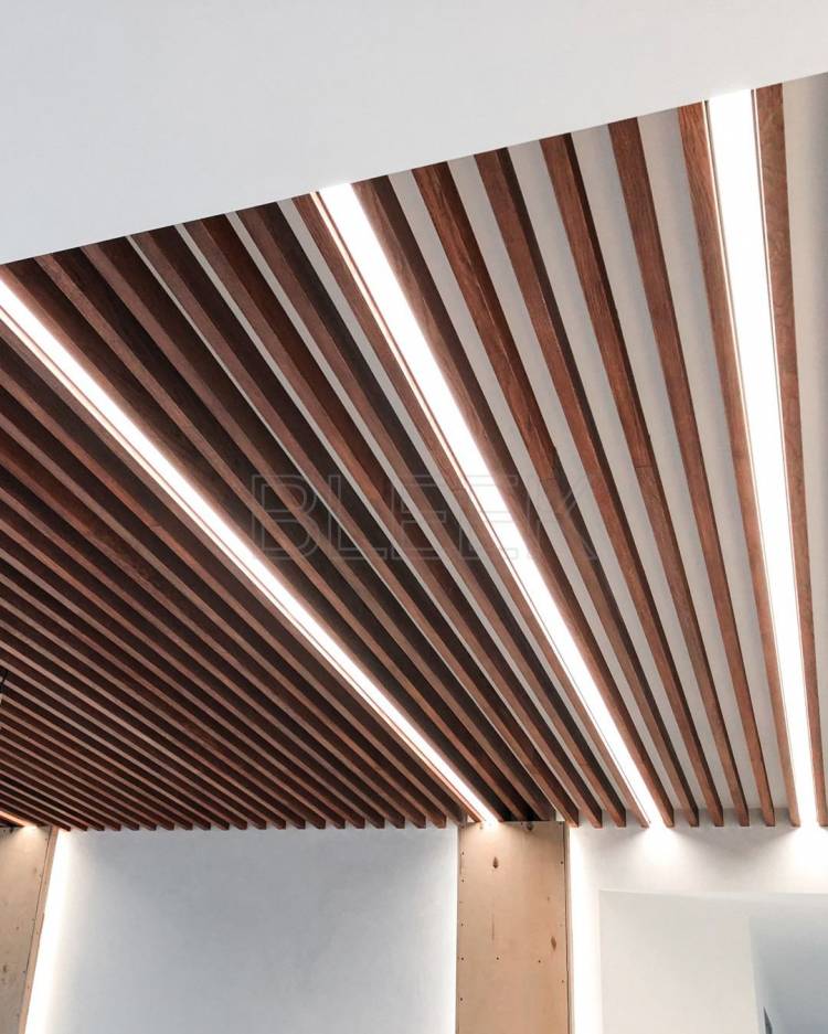 Деревянный реечный потолок на кухне: 94+ идей дизайна