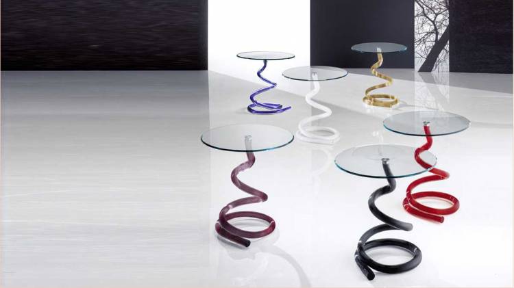 Необычные дизайнерские столы из стекл