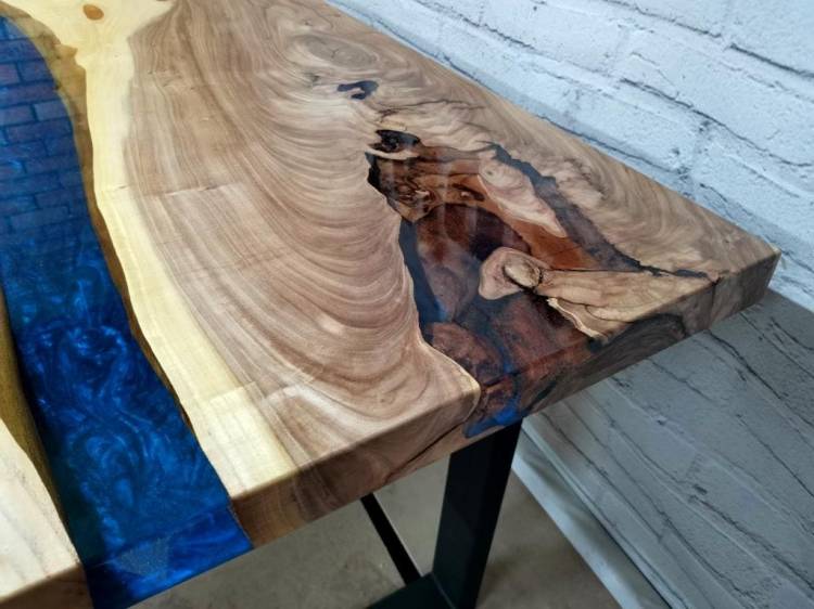 Кухонный стол река из слэба карагача с перламутровой смолой