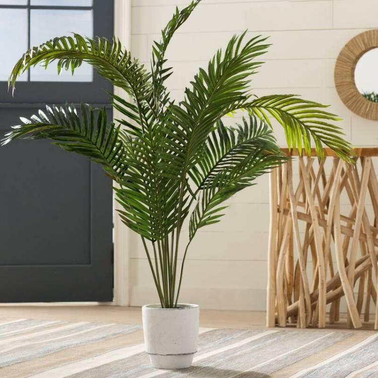 Искусственные пальмы в интерьере помещения
