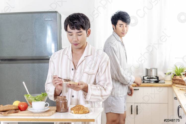 Гомосексуальная пара гомосексуалистов вместе готовят на кухне свежую, способную сделать органический салат здоровой едой, а люди счастливо улыбаются, смеясь на кухне lgbtq отношение концепция образа жизни