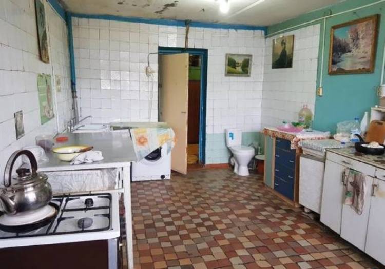 В омском общежитии унитазы поставили на кух
