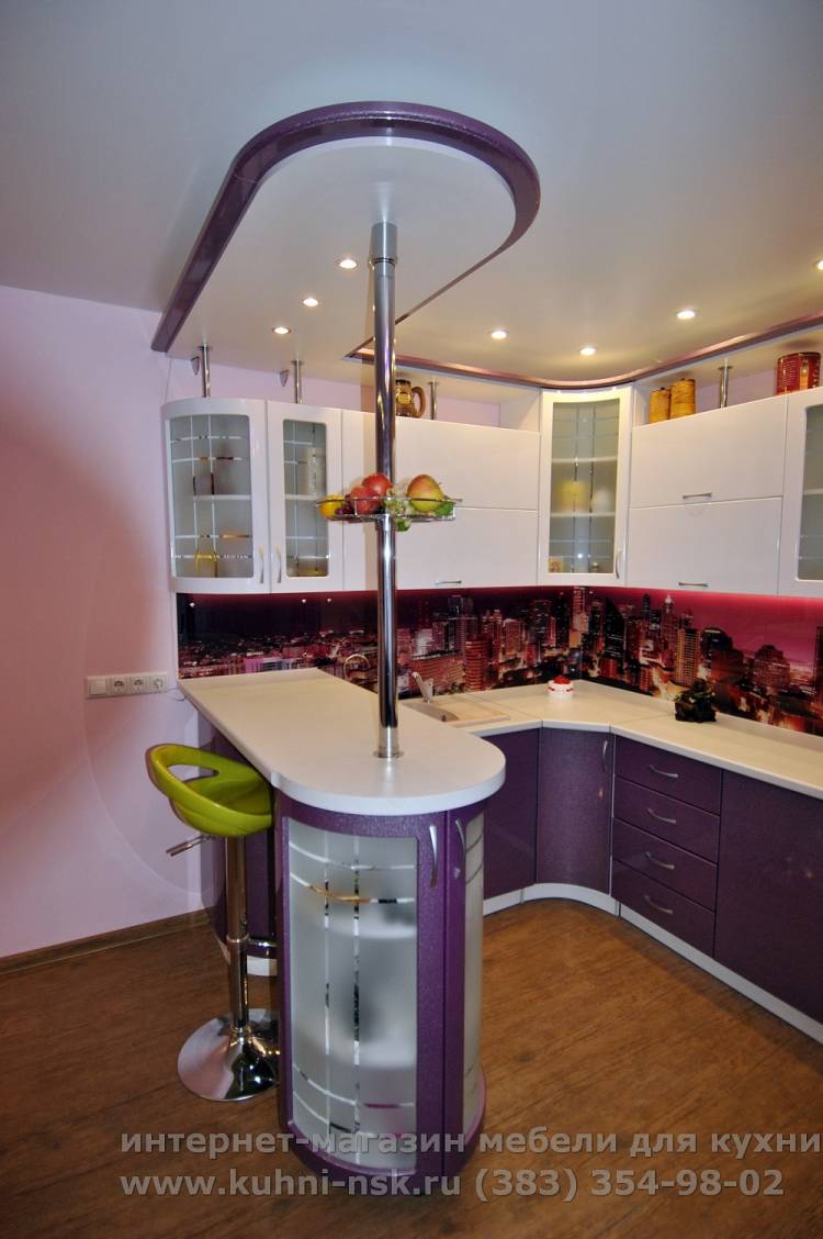 Большой угловой кухонный гарнитур с барной стойкой в кухне-гостиной Лад