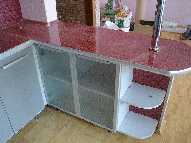 Кухонный гарнитур угловой с барной стойкой под заказ по низкой цене в Екатеринбург