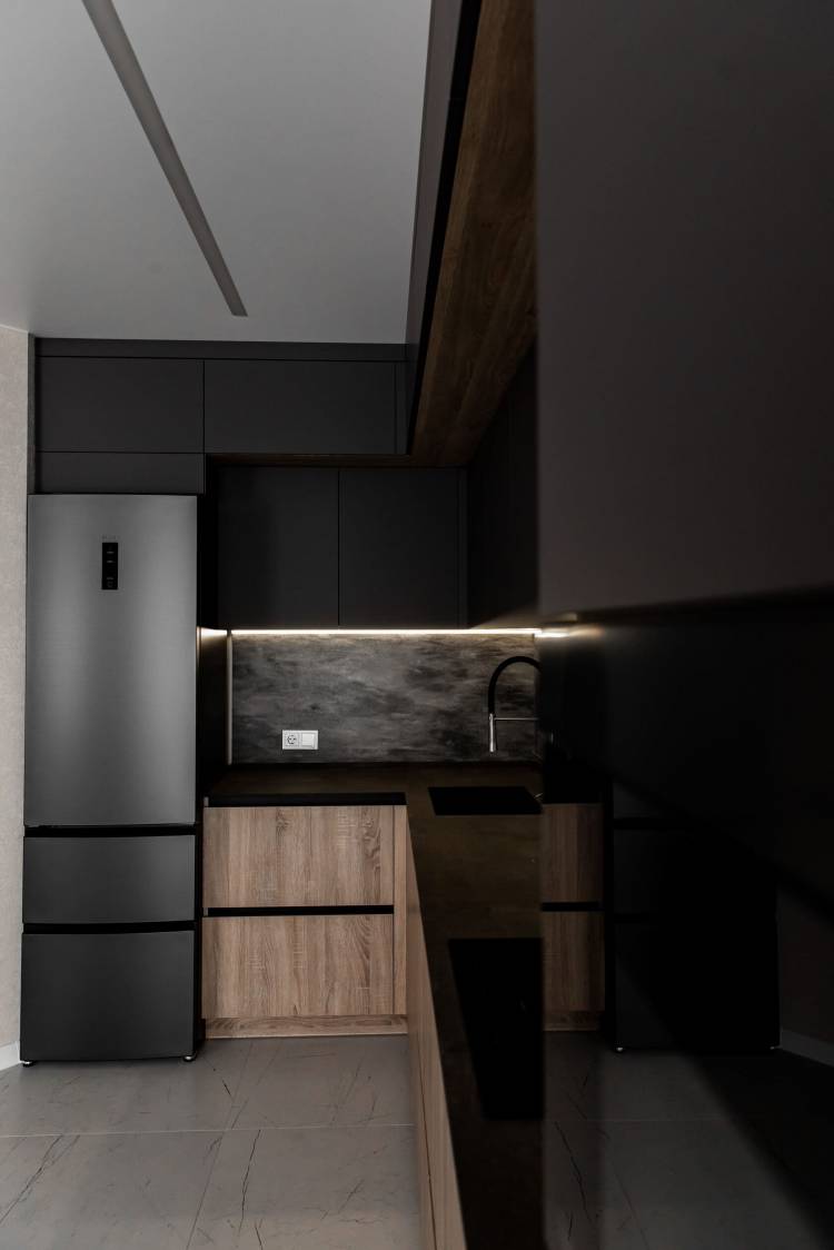 Эффектный интерьер черных кухонь с фасадами IDM Eterno