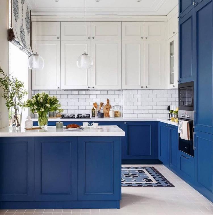 Кухня в сине белом цвет
