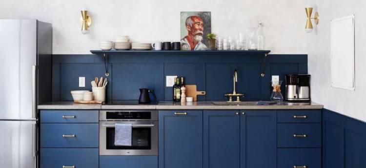 Как сочетать дизайн интерьера кухни синего цвет