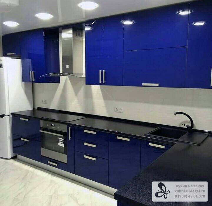 Шикарный глубокий синий цвет в кухонной мебели