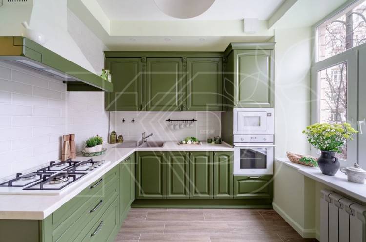 Угловая кухня в зеленом цвет