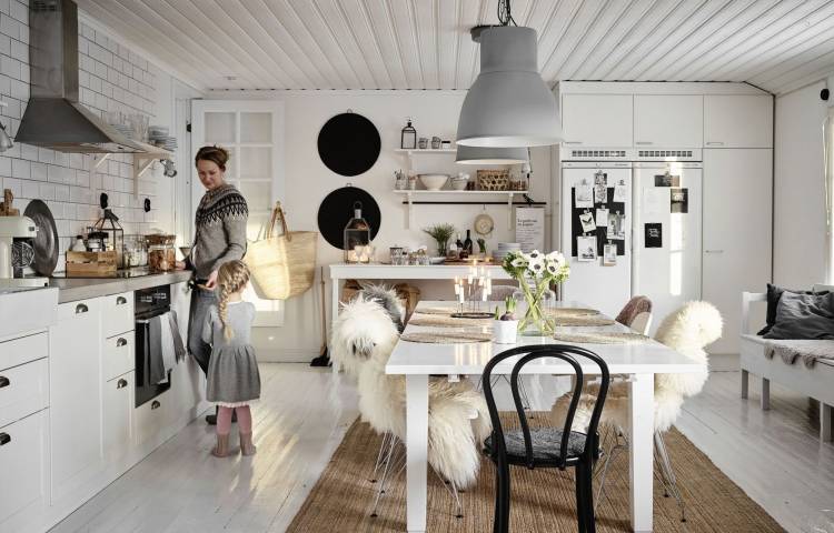 Интерьер кухни дома в скандинавском стиле