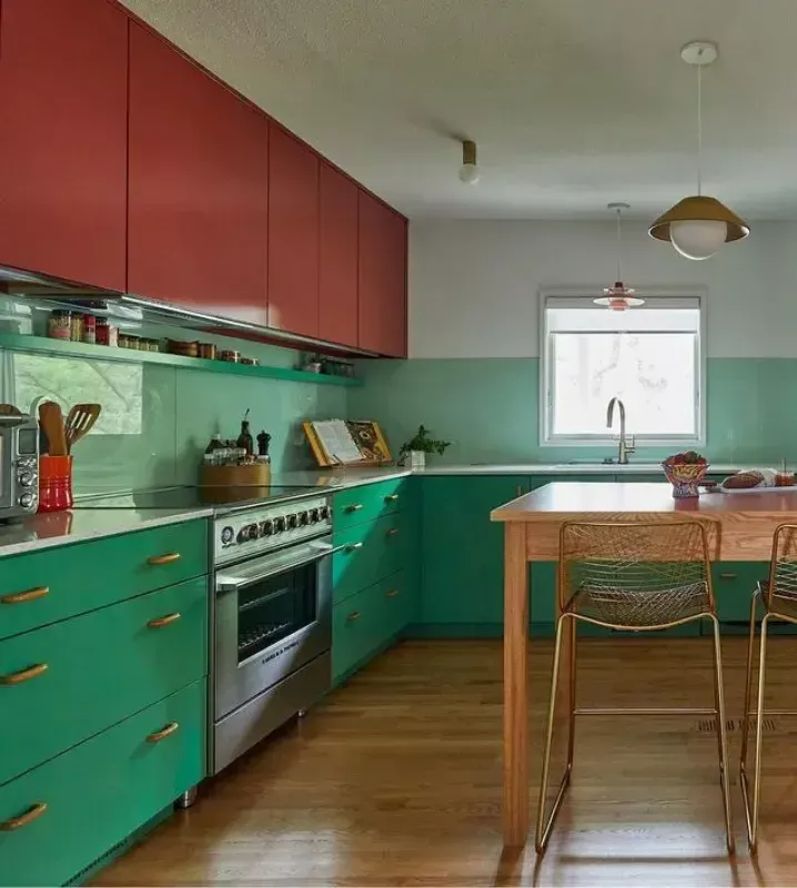 Кухня красно-зеленого цвет