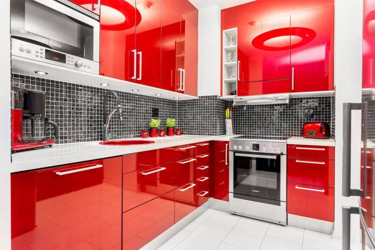 Дизайн кухни с красным гарнитуром