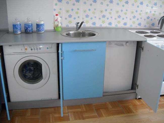 Маленькая кухня со стиральной машинкой