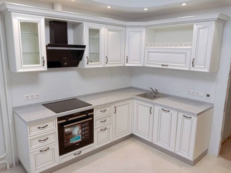 Белая кухня в классическом стиле от фабрики Кухни Премьер