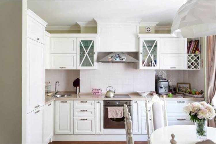 Интерьер кухни с белым гарнитуром: 114 фото дизайна