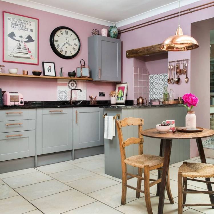Серо розовая кухня в интерьер