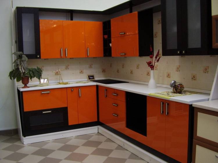 Черно-оранжевая кухня