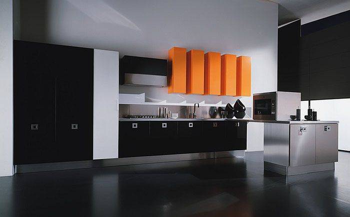 Чёрно-оранжевая кухня в минималистском стиле