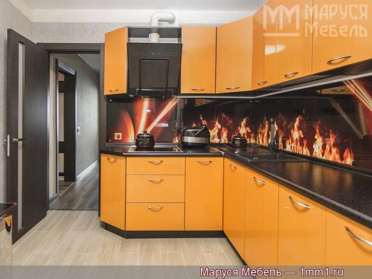 Чёрно оранжевая кухня