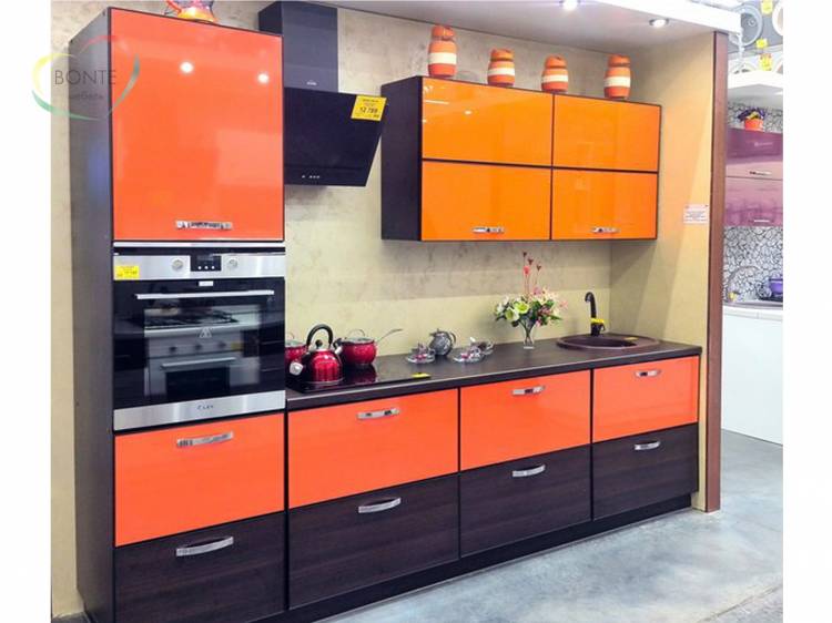 Черно оранжевая кухня