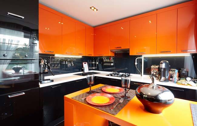 Маленькая оранжевая кухня