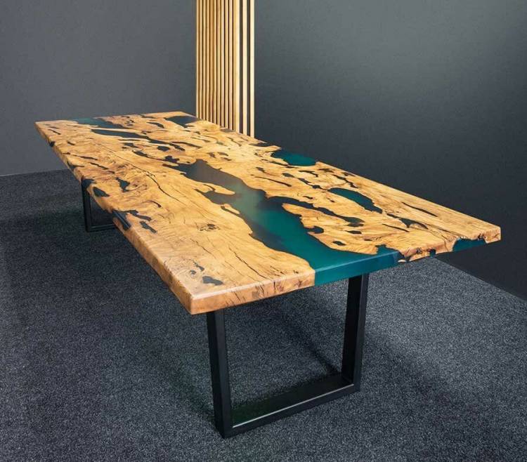 Большой стол из массива дерева и эпоксидной смолы на заказ в Москв