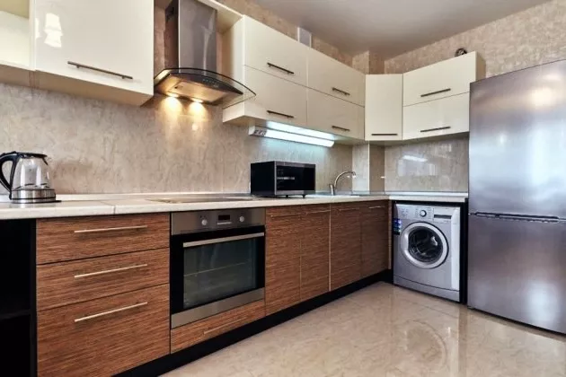 Пластиковый кухонный гарнитур угловой коричневый, деревянный с бежевыми фасадами