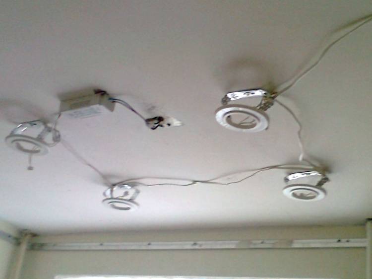 Как установить точечный светильник в натяжной потолок?