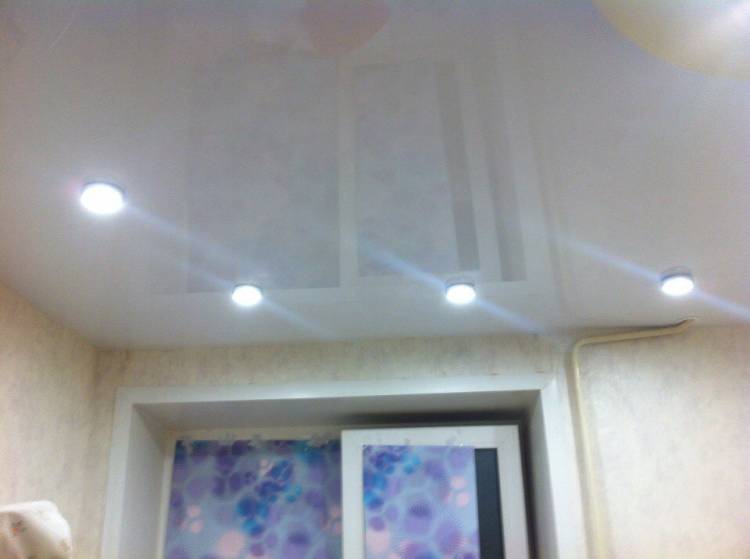 Точечные светильники на натяжном потолке на кух