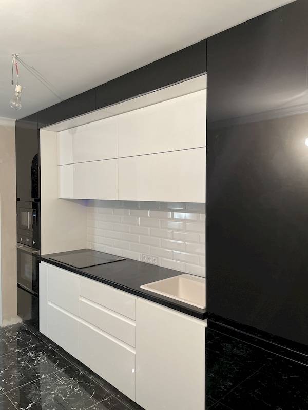Черный холодильник в интерьере белой кухни: 77+ идей дизайна