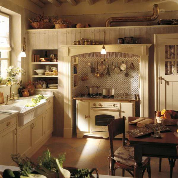 Дизайн фасада белой деревянной кухни в старинном стиле \