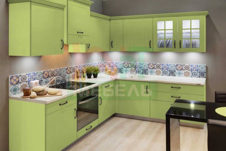Угловая кухня с фасадами оливкового цвета в наличии