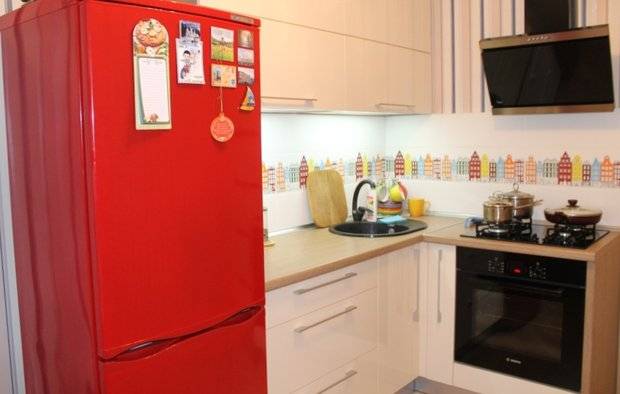 Бежевая кухня с красным холодильником