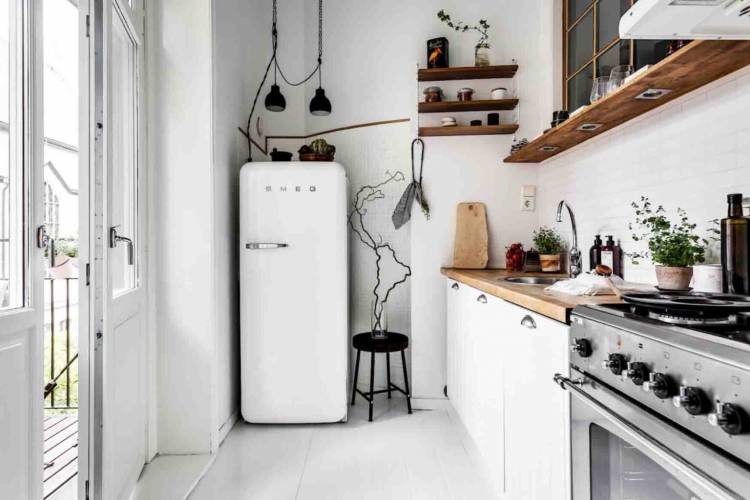 Белый холодильник в интерьере кухни