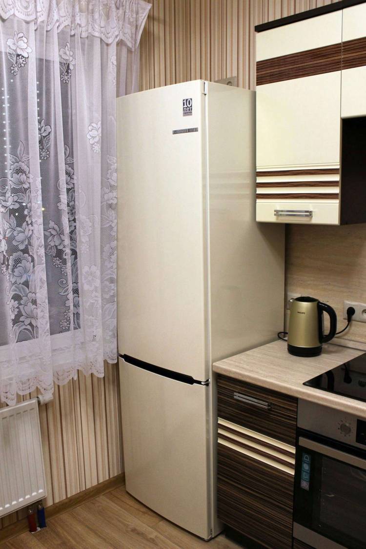 Холодильник бежевого цвета в интерьере кухни
