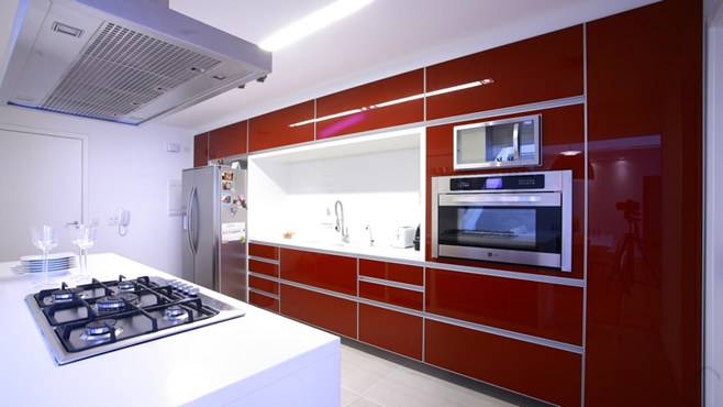 Дизайн красно белой кухни