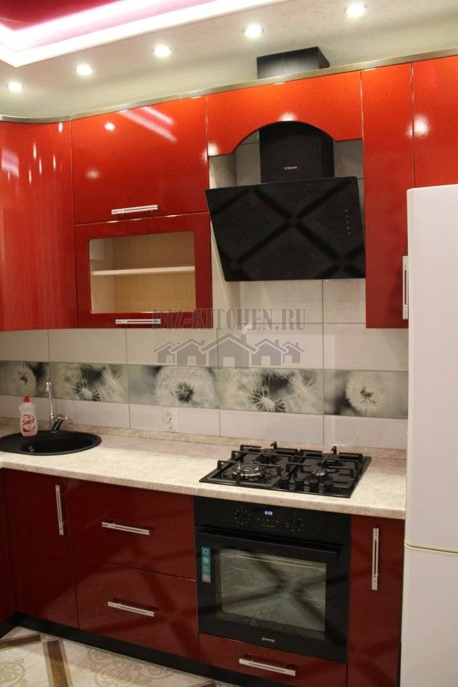 Красная кухня с белым центром и радиусными фасадами