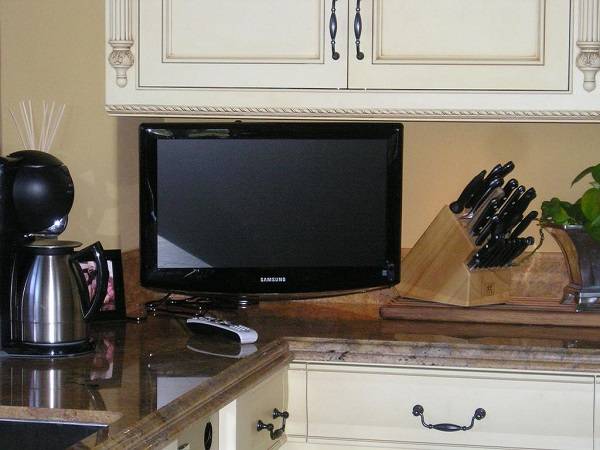 Куда повесить телевизор на кух