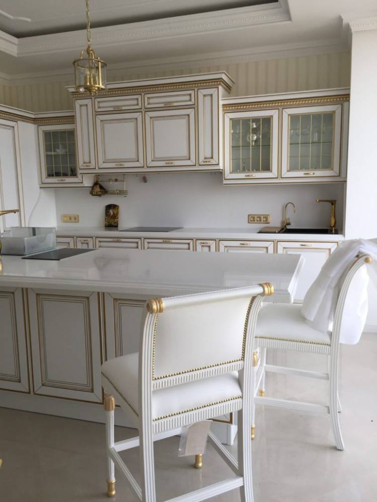 Белая с золотом угловая кухня Bristel
