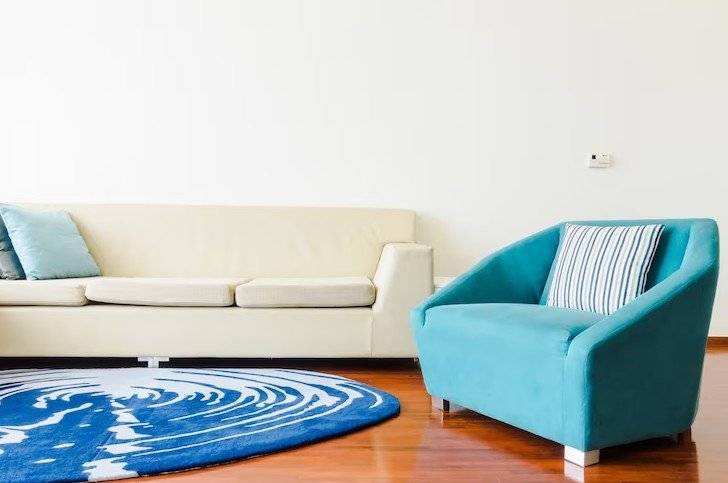 Как комбинировать диван и кресло в интерьере?